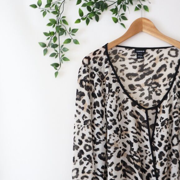 Torrid Women's Beige Leopard Print Long Sleeve Chiffon Top Size 2 - Picture 2 of 4